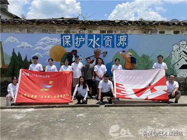 15vip太阳集团官网“援艺乡村”青年实践团为理坑村绘制环保墙绘
