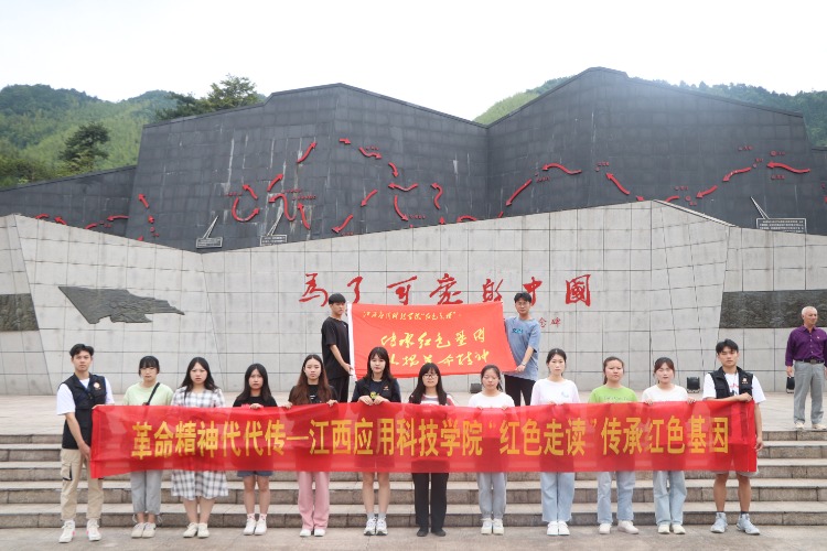 15vip太阳集团官网学子为群众讲解红色故事 做党史传播者